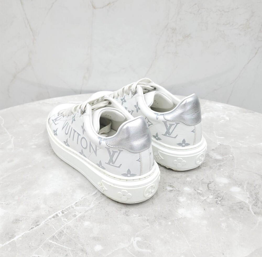 [럭스유] 35.5 / 루이비통 LV 실버 모노그램 타임아웃 스니커즈 1A8TAM