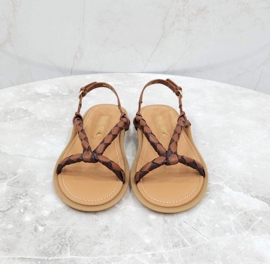 [럭스유] (새상품) 35 / 미우미우 브레이디드 레더 스트랩 샌들 꼬냑 5X409E