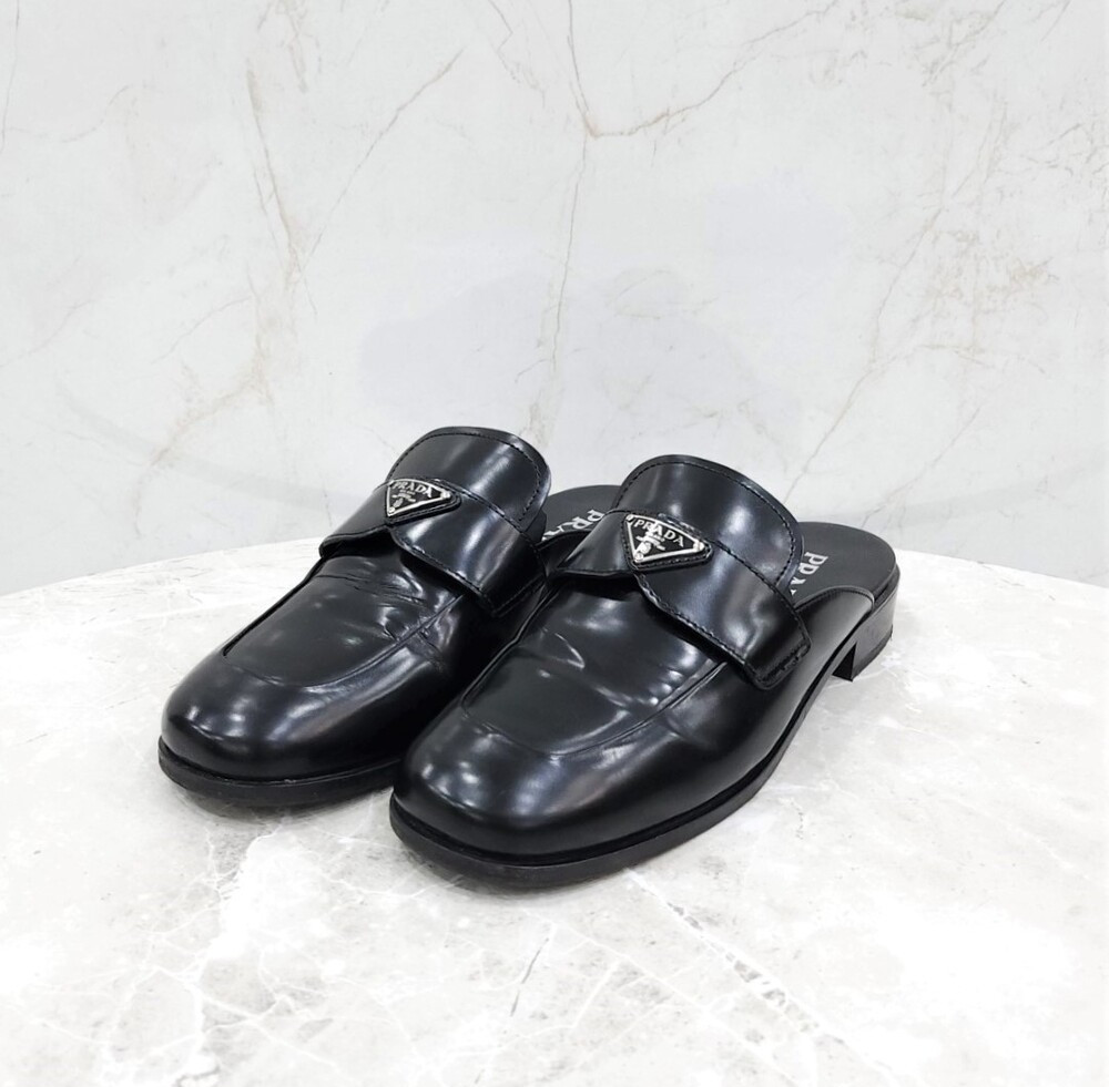 [럭스유] 39.5 / 프라다 삼각로고 브러쉬드 레더 뮬 1D918M