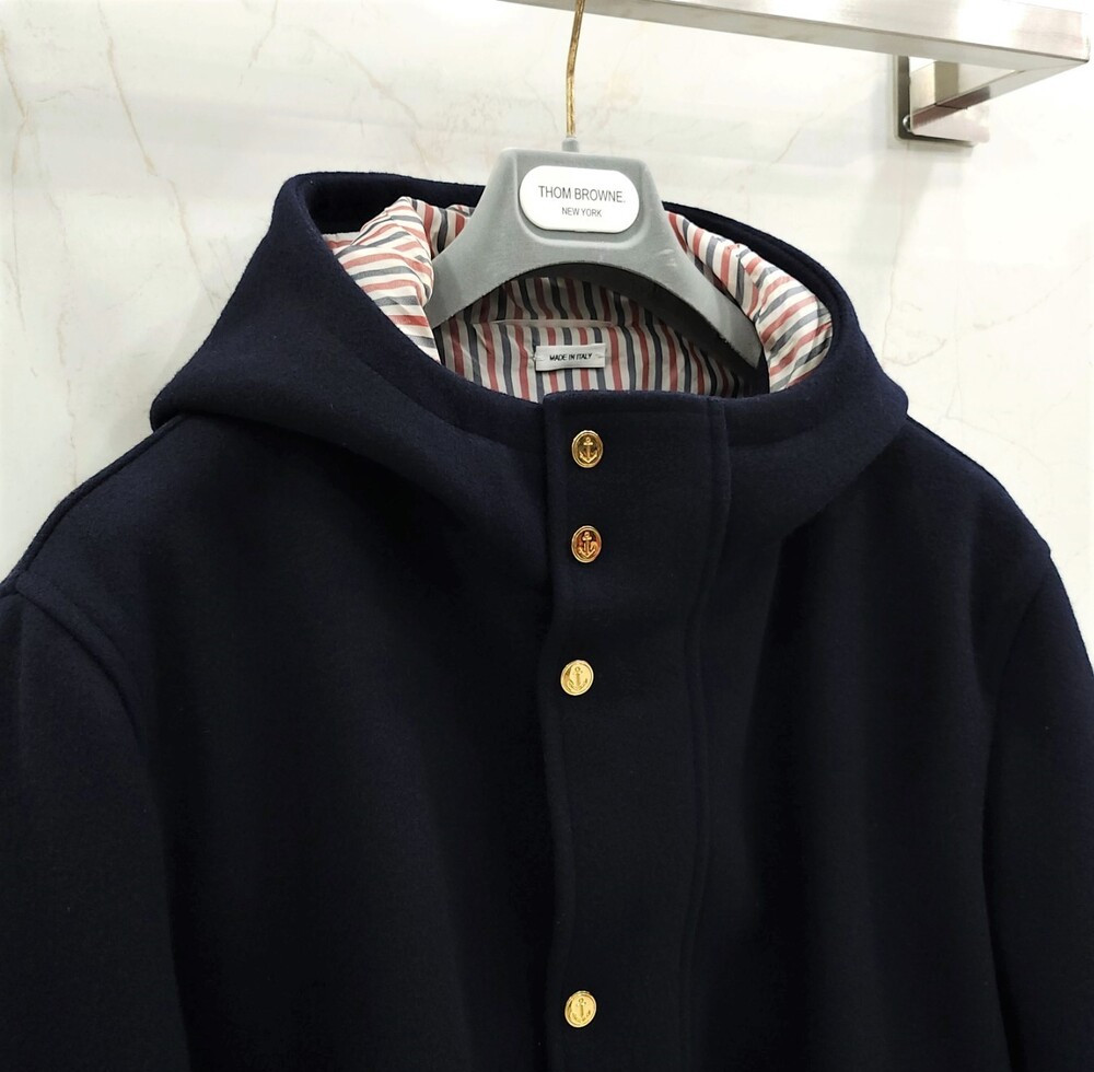 [럭스유] 5 / 톰브라운 시그니처 백로고 삼선 울 후드 코트 MOU522U