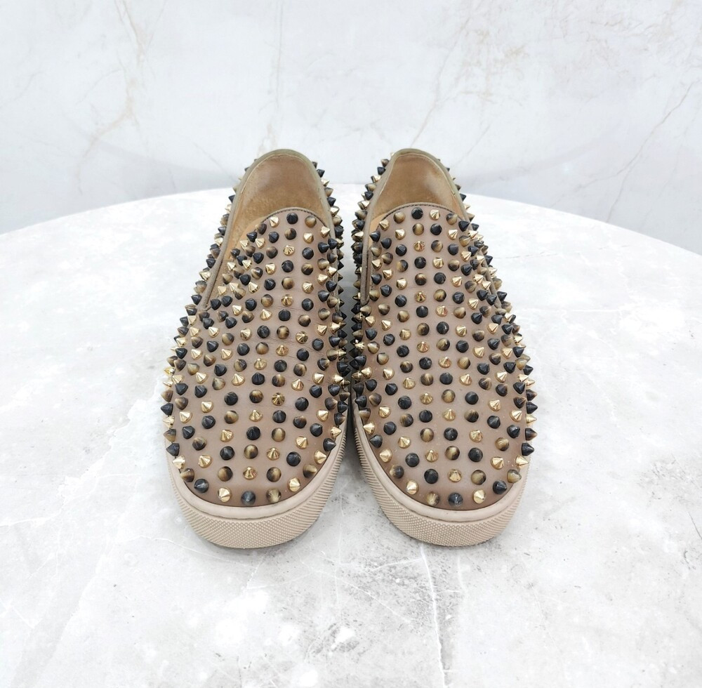 [럭스유] 42.5 / 크리스찬루부탱 베이지 멀티 스터드 롤러 보트 슬립온