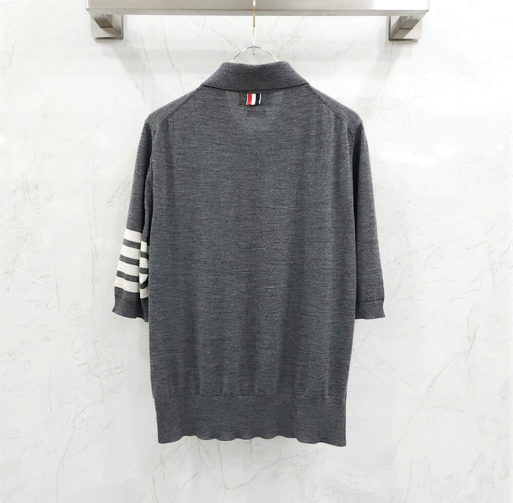 [럭스유] 3 / 톰브라운 차콜 그레이 사선완장 카라 니트 반팔 MKP048A