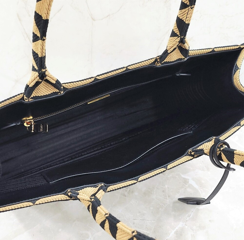 [럭스유] (새상품) 프라다 심볼 자카드 패브릭 삼각로고 토트백 라지 1BA356