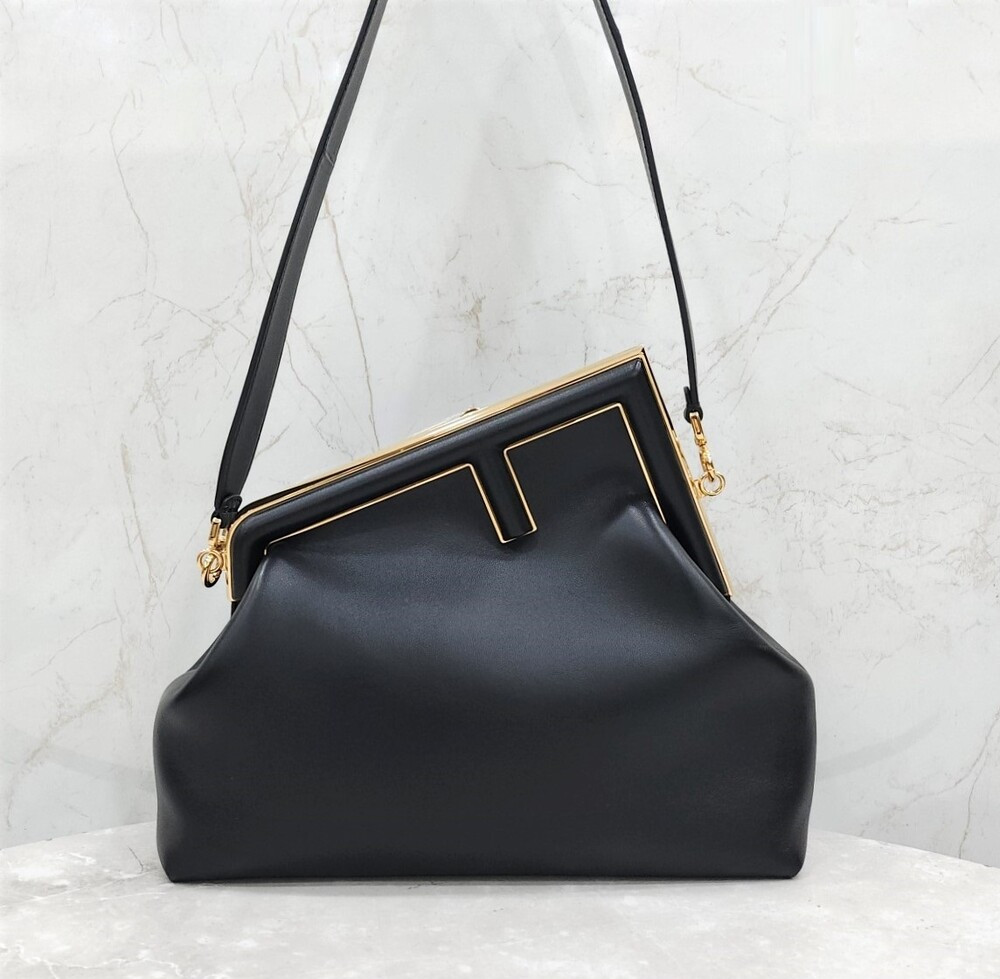 [럭스유] (새상품) 펜디 퍼스트 미디움 나파 블랙 숄더백 8BF127