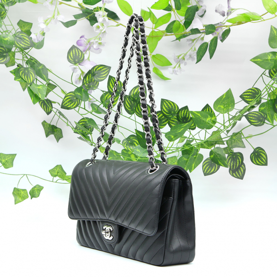 Chanel(샤넬) A01112 블랙 쉐브론 카프스킨 은장 CC로고 클래식 미듐 플랩 숄더백 (30번대)