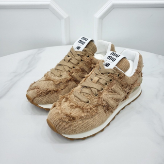 [미다스] 미우미우 X 뉴발란스 574 데님 스니커즈 코냑 36