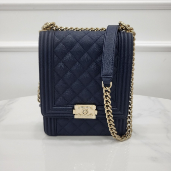 [미다스] 샤넬 보이 플랩 캐비어 사첼백 네이비 29번대 AS0130