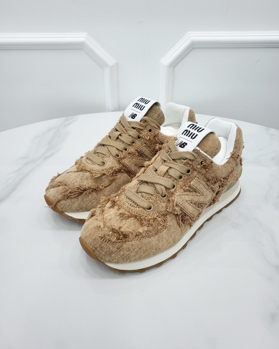 [미다스] 미우미우 X 뉴발란스 574 데님 스니커즈 코냑 36