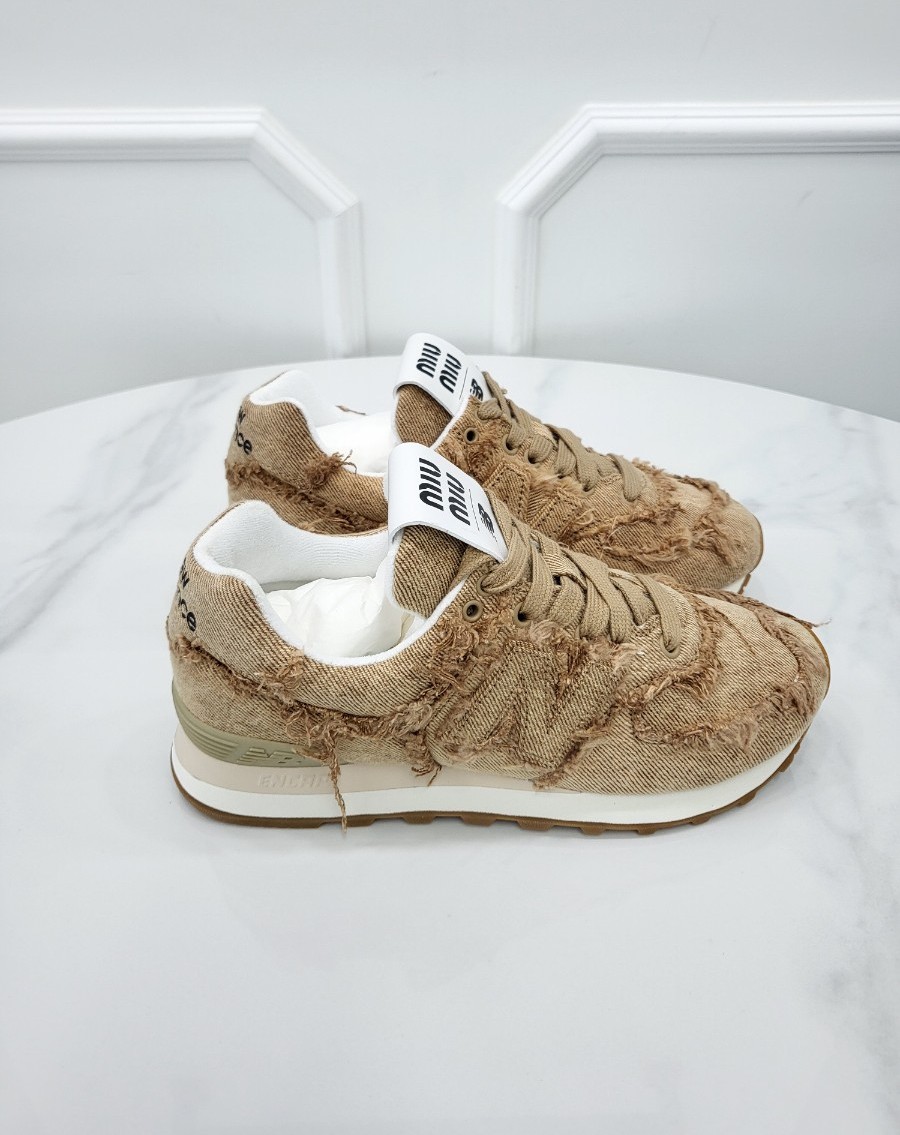 [미다스] 미우미우 X 뉴발란스 574 데님 스니커즈 코냑 36