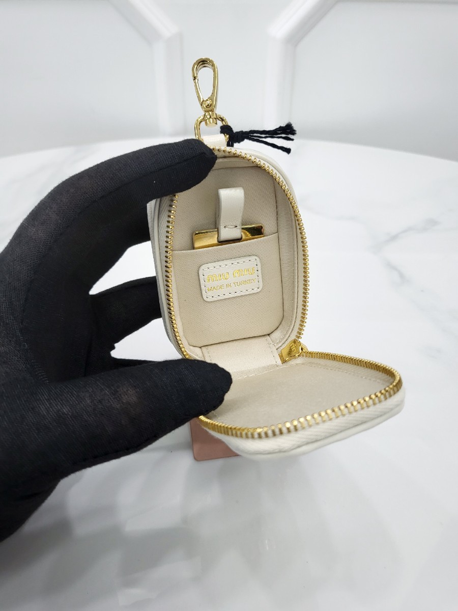 [미다스] 미우미우 마테라쎄 거울 미니 파우치 화이트 5TT172