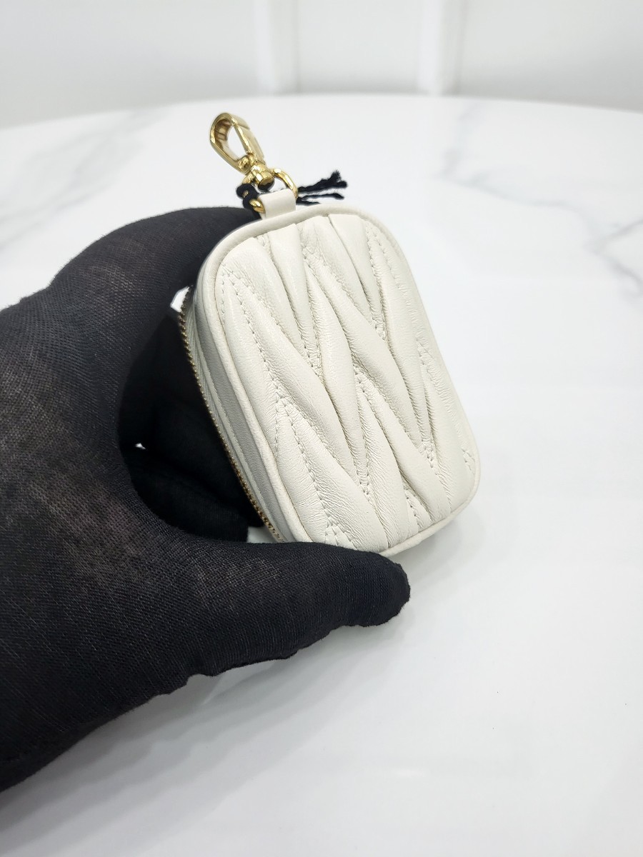 [미다스] 미우미우 마테라쎄 거울 미니 파우치 화이트 5TT172