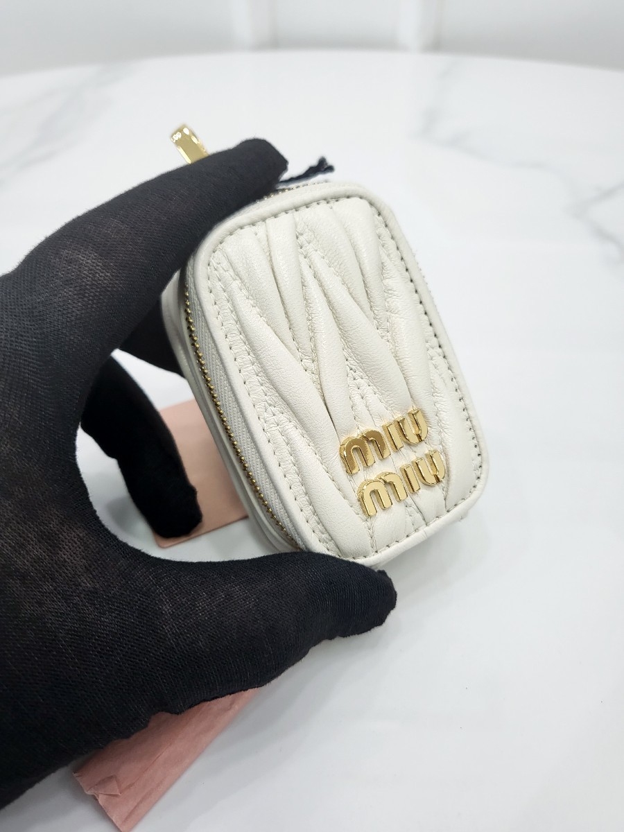 [미다스] 미우미우 마테라쎄 거울 미니 파우치 화이트 5TT172