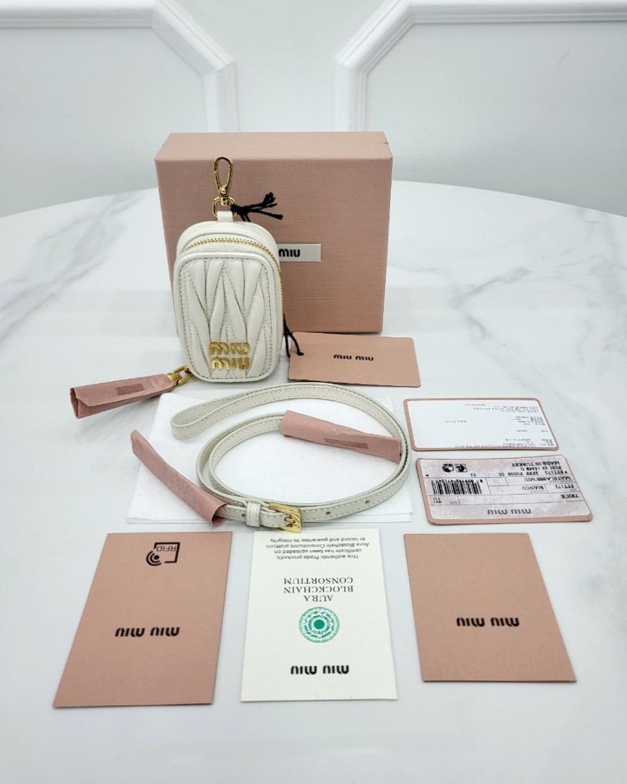 [미다스] 미우미우 마테라쎄 거울 미니 파우치 화이트 5TT172