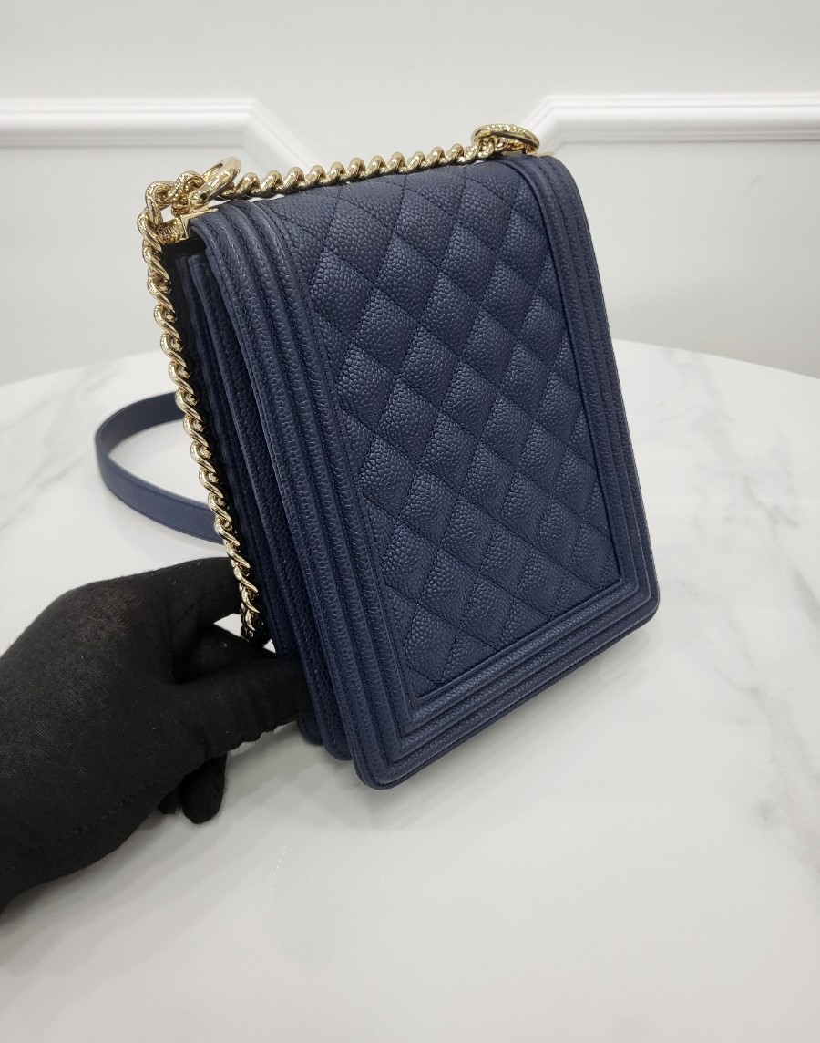 [미다스] 샤넬 보이 플랩 캐비어 사첼백 네이비 29번대 AS0130