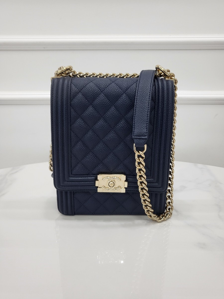 [미다스] 샤넬 보이 플랩 캐비어 사첼백 네이비 29번대 AS0130