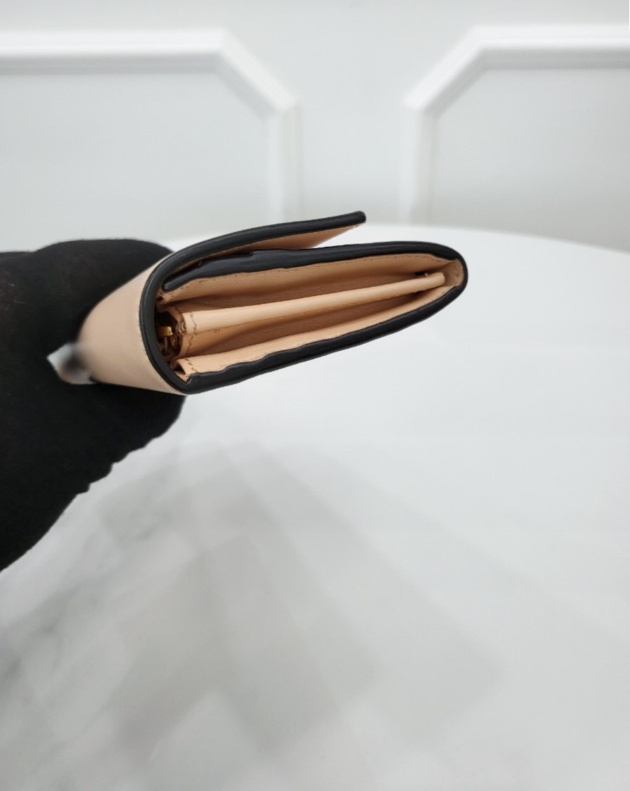 [미다스] 펜디 콘티넨탈 엠보싱 로고 장지갑 8M0251