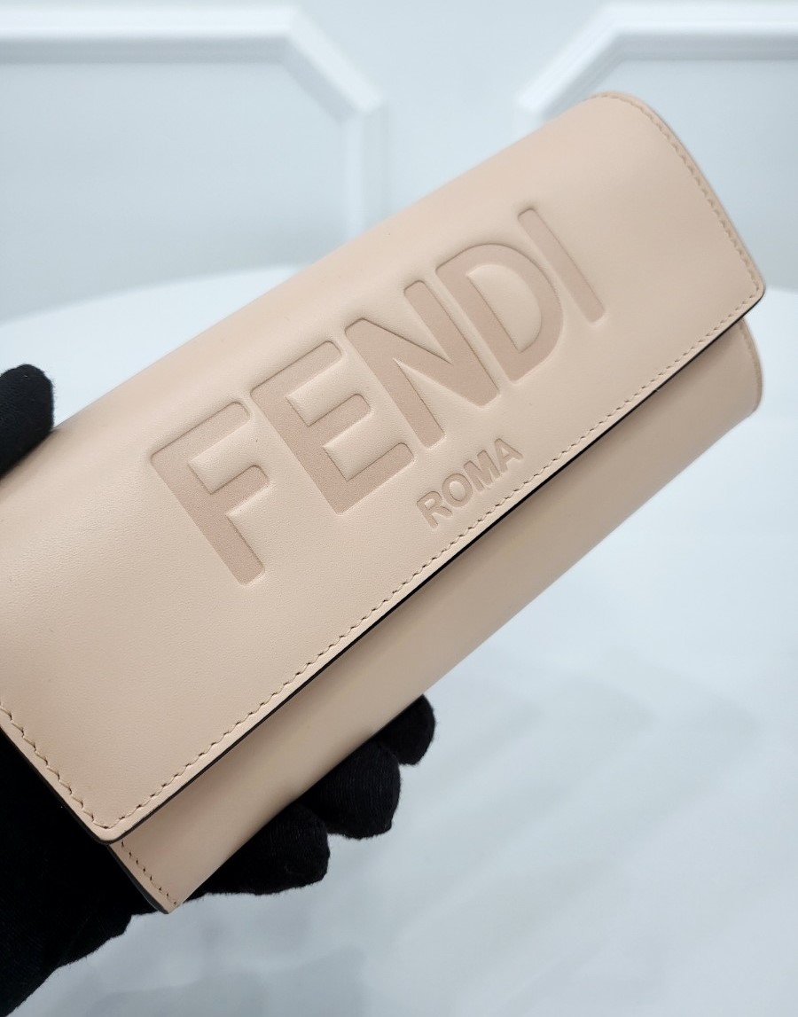 [미다스] 펜디 콘티넨탈 엠보싱 로고 장지갑 8M0251