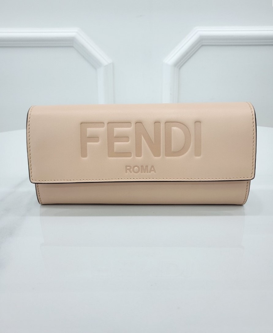 [미다스] 펜디 콘티넨탈 엠보싱 로고 장지갑 8M0251