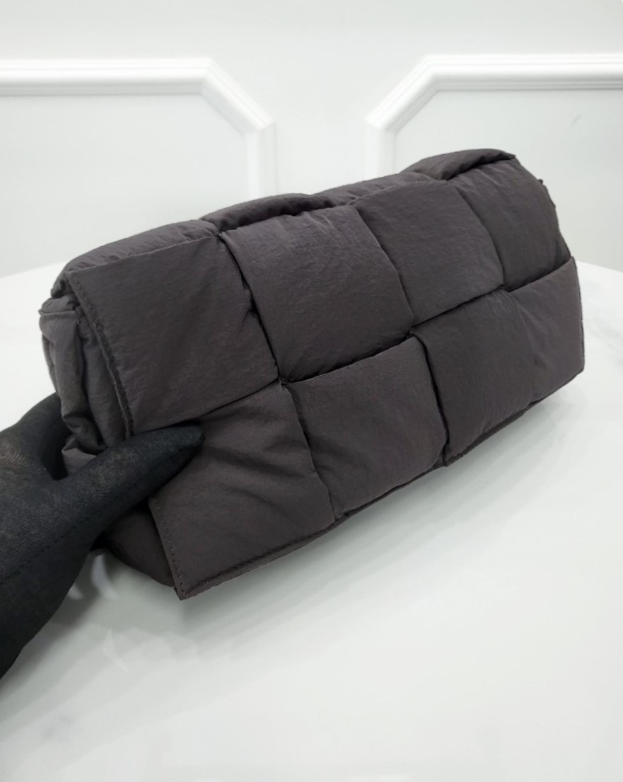 [미다스] 보테가베네타 패딩 패디드 카세트백 폰단테 628951