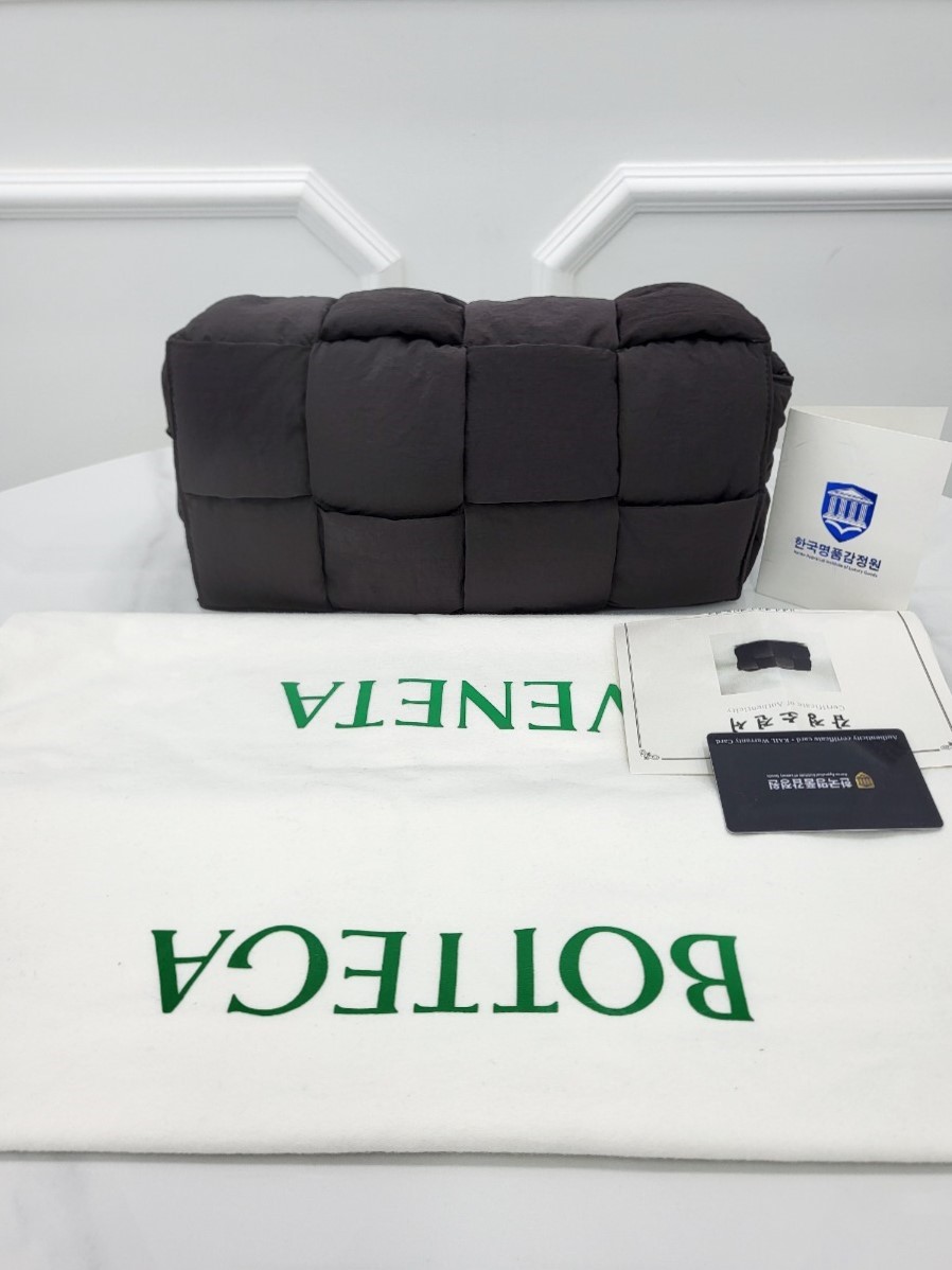 [미다스] 보테가베네타 패딩 패디드 카세트백 폰단테 628951