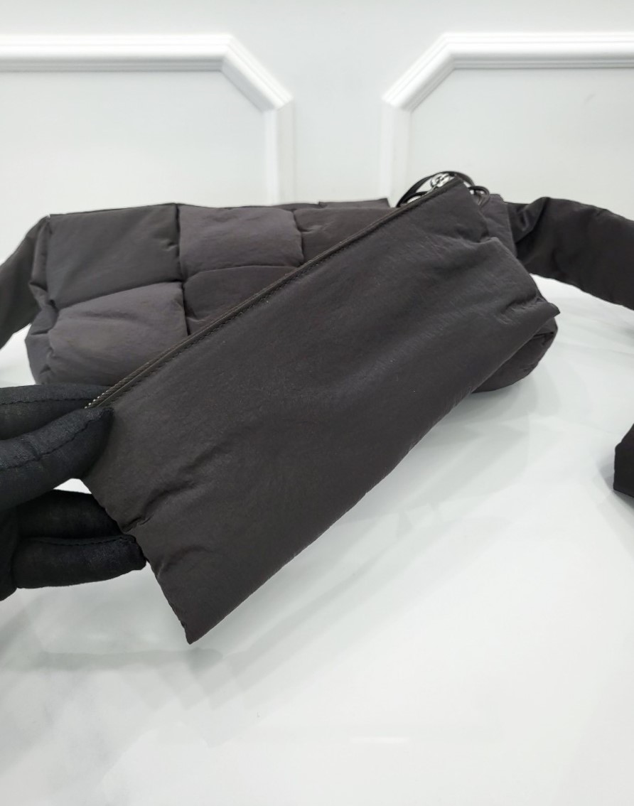 [미다스] 보테가베네타 패딩 패디드 카세트백 폰단테 628951