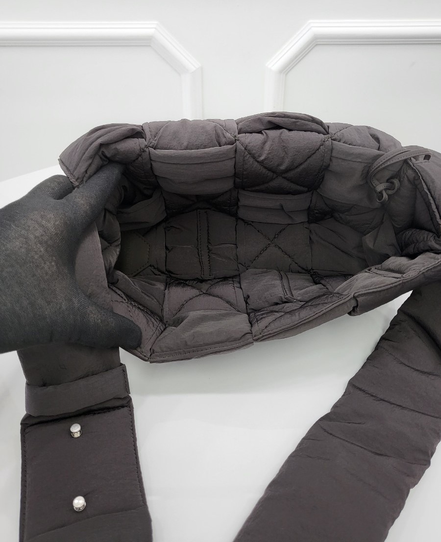 [미다스] 보테가베네타 패딩 패디드 카세트백 폰단테 628951