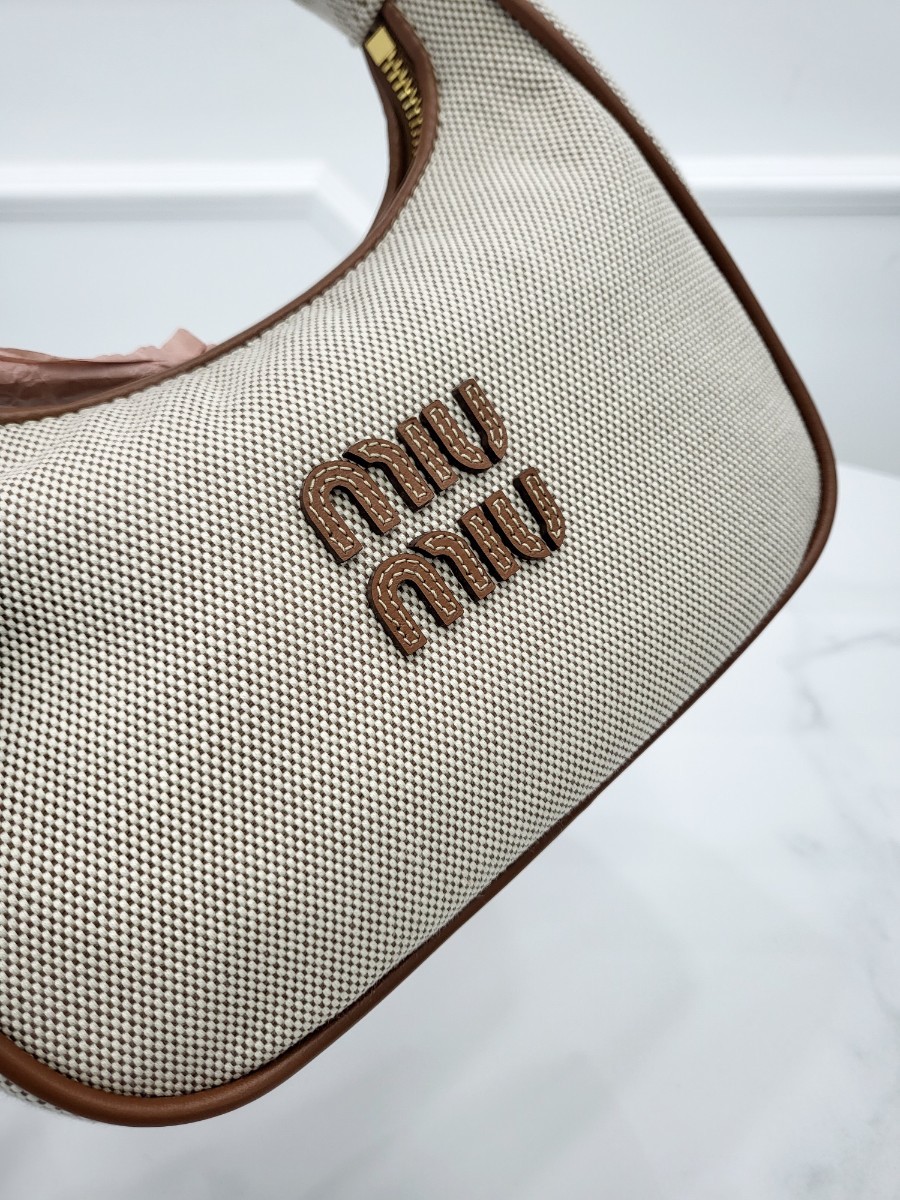 [미다스] 미우미우 완더 캔버스 호보백 5BC125 새상품